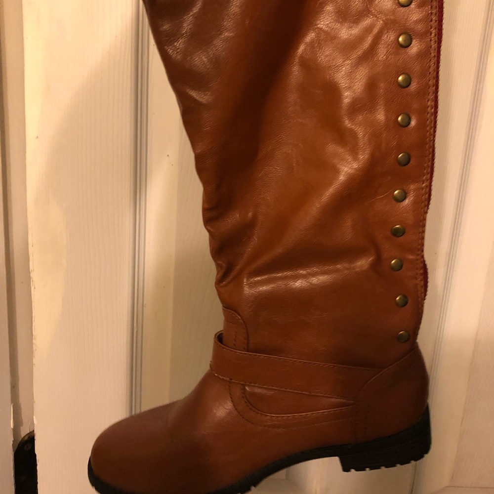 brown boots - Picture 3 of 4